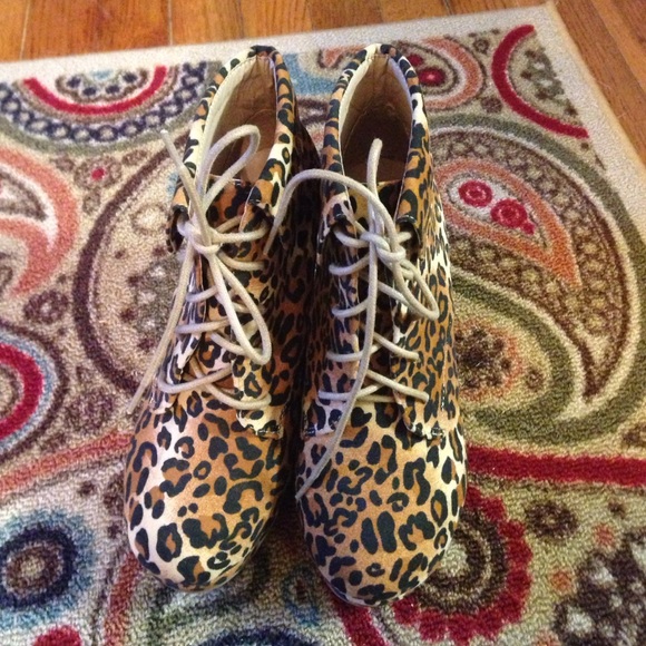 Brand new leopard print wedge booties size 6 - Picture 2 of 4