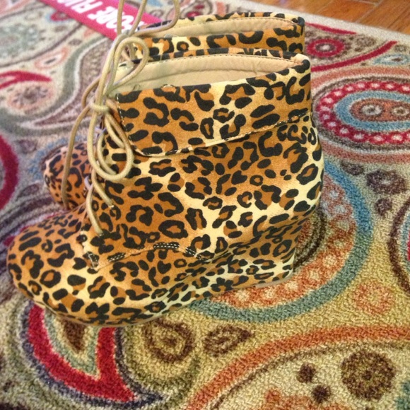 Brand new leopard print wedge booties size 6 - Picture 3 of 4