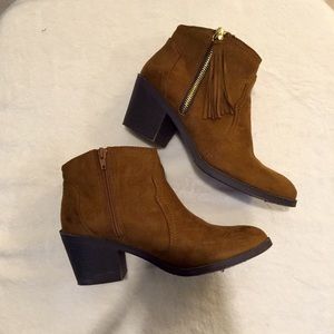 ‼️SOLD‼️Tan suede fringe ankle booties