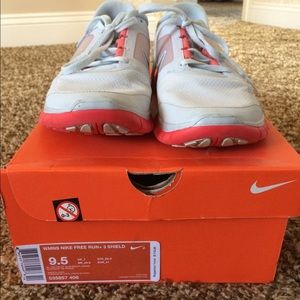 SOLD****Women's Nike Free Run+ 3 Shield