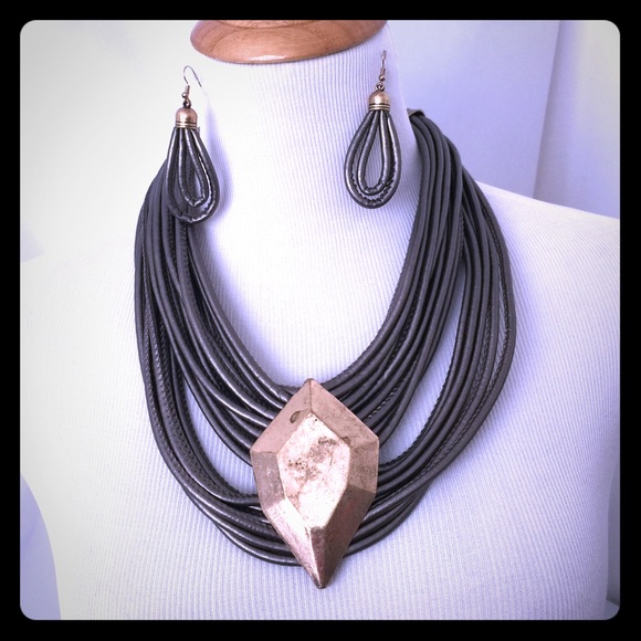 NWT Make a statement w/ this necklace earring set