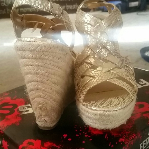 Gold wedges
