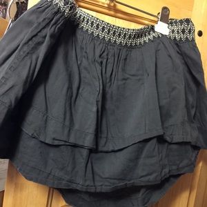Short dark blue flow skirt.