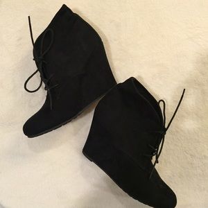 ❣SALE❣Black suede wedge lace up booties