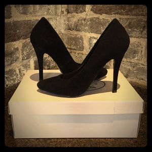 STEVE MADDEN 'Intrude' Black Suede Pumps. Size 6.