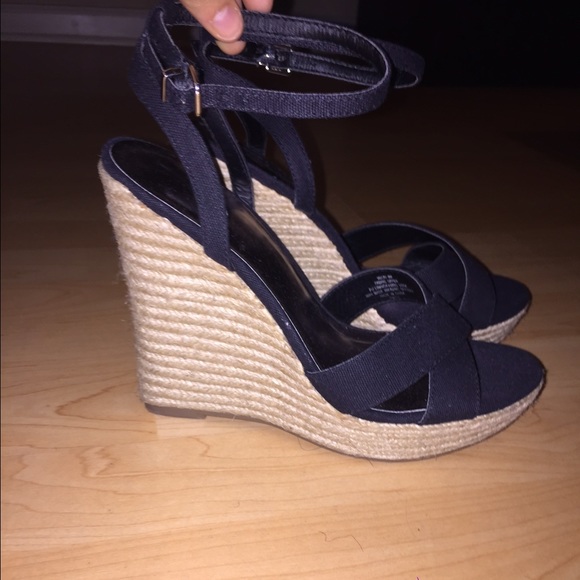 Black wedges