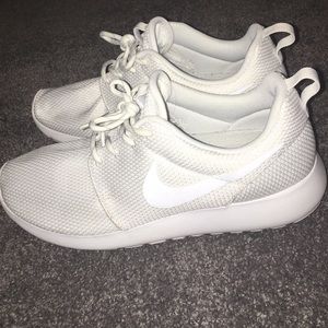White nike roshe runs