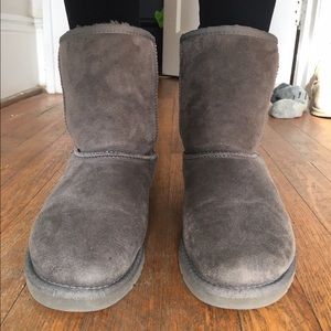 Short Gray Uggs size 6