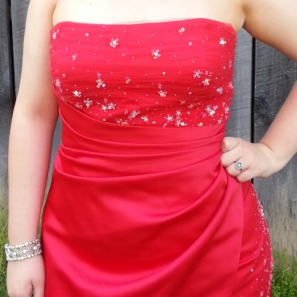 Stunning Red Satin Prom/Formal Gown - Picture 2 of 2