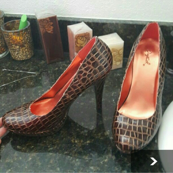 BEAUTIFUL heels RARE! !
