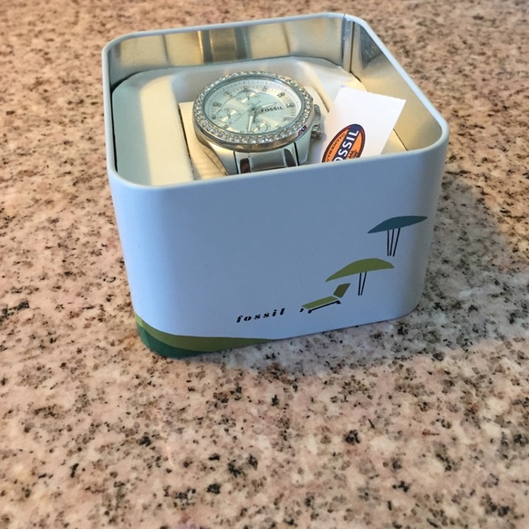 I\'m selling a brand new Fossil watch