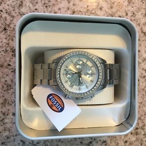 I'm selling a brand new Fossil watch