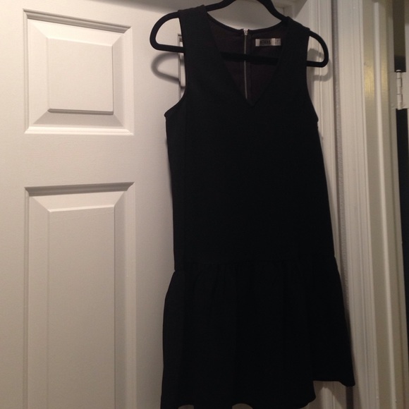 Black sleeveless dress