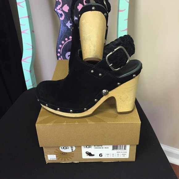 UGG - W Dafni - black suede - Size 6