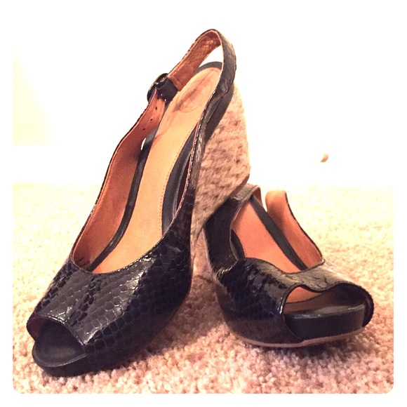 Black Snakeskin Pattern Peep Toe Wedges