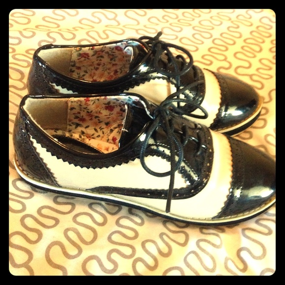 Patent Black & Cream Oxford Wingtip Lace-up Loafer