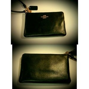 Coach wristlet ( black)