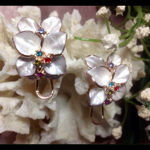 💜Beautiful New 18K Gold Earrings