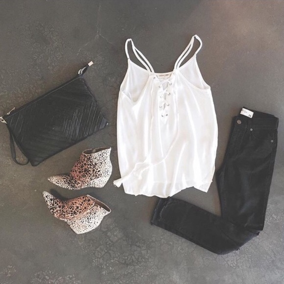 ✖️SOLD✖️White Lace Up Tassel Tank Top - Picture 2 of 2