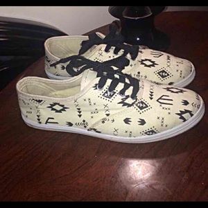 Canvas shoes