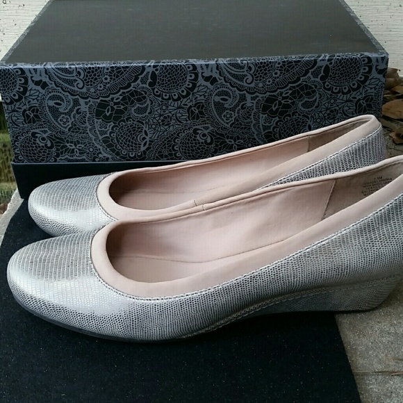 Easy spirit wedged flats