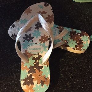 Turquoise and tan Havaianas