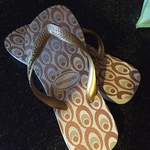 gold and white Havaianas