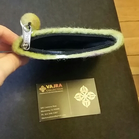 Handmade wool change purse - Picture 3 of 4