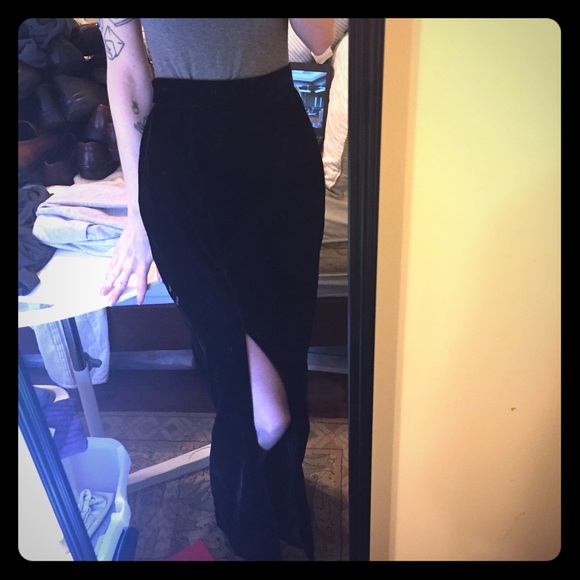 Black velvet vintage maxi skirt w slit