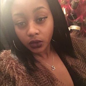 Meet your Posher, Maxine