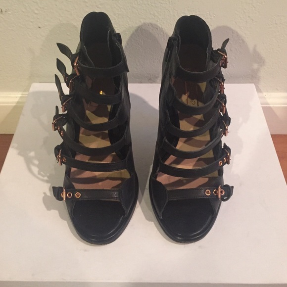 FINAL SALE🐰Top Shop leather Buckle heels