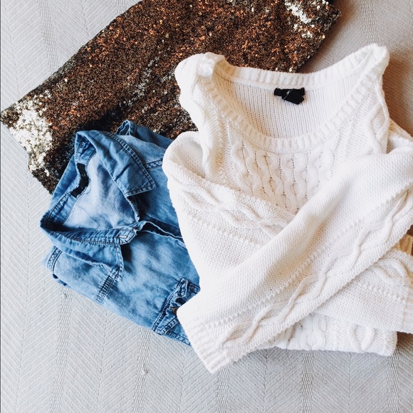 White chunky sweater. //