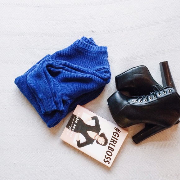 Royal blue hi-low chunky sweater. //