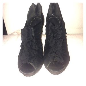 Ruffled, black peep toe pumps