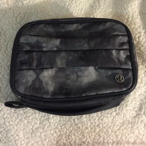 lululemon black creekside camo bag small