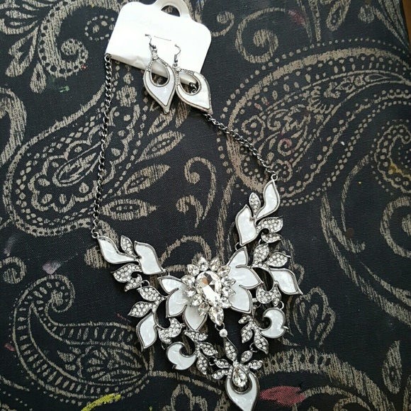 Cute necklace and matching earings