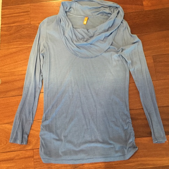 ✨SOLD✨EUC Lucy blue ombré L/S cowl neck