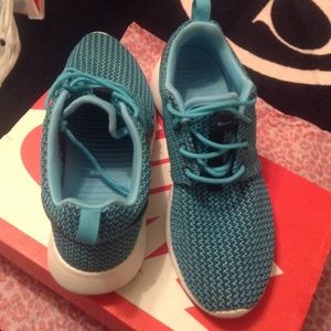 Nike RosheRun (woman's)👞