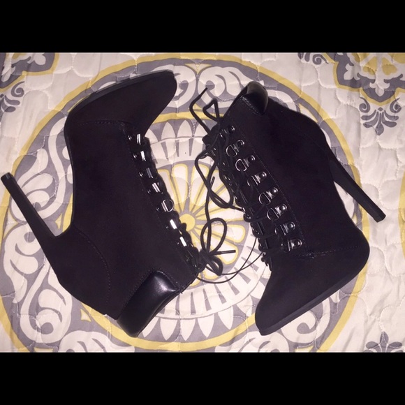 Forever 21 Black Pointed Booties ❄️