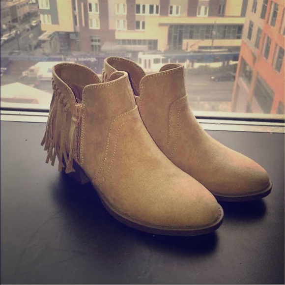 ❌SOLD ON Ⓜ️❌ Tan Fringe Ankle Boots!