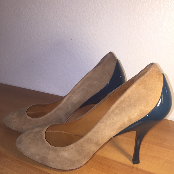 Pour La Victoire tan Suede with green accent heel