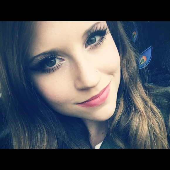 Meet your Posher, Caitlin - Picture 2 of 4