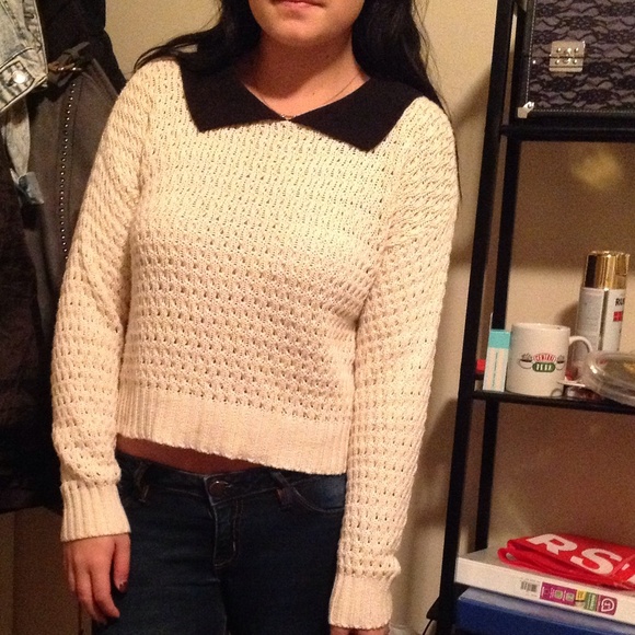 Cropped cream sweater with black collar