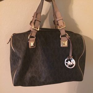 A Micheal Kors purse in very good condition.