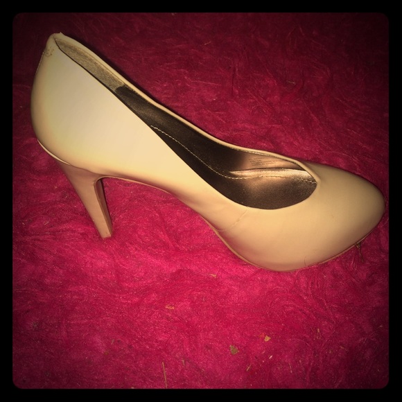 BCBGeneration Nude Pumps size 6