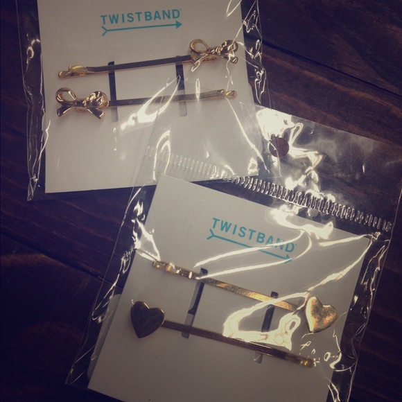 Bow and heart gold bobby pins 🎀