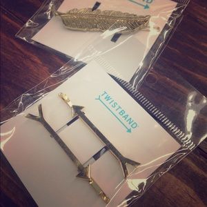 Gold feather clip and arrow Bobby pins ✨