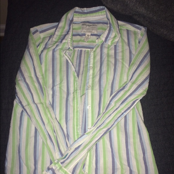 Aeropostale button up ladies shirt. Size Medium.