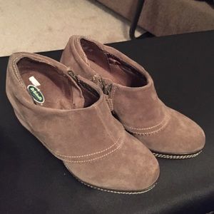 SALE! Dr. Scholls tan suede platform booties