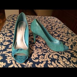 Barely worn blue shoe dazzle heels!